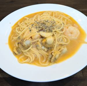 ウニクリームの海鮮パスタ