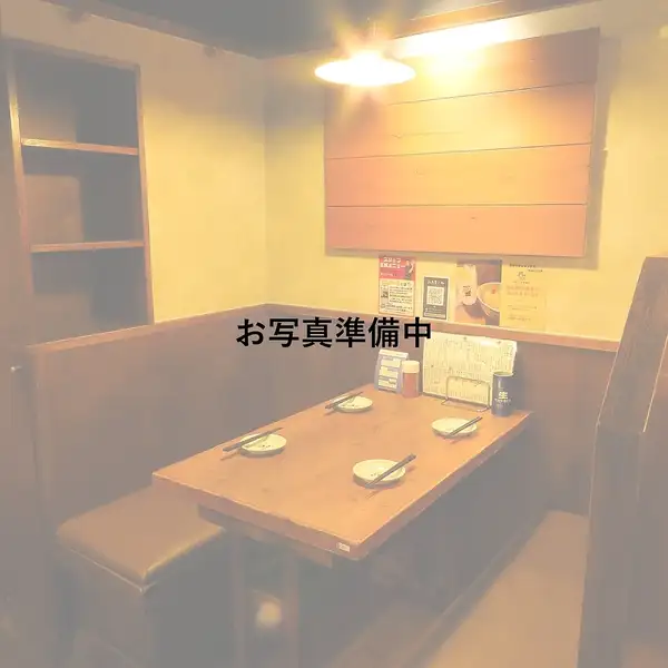 宴会利用に最適なスペースを備え、貸切も可能な柔軟性が特徴です。リーズナブルな飲み放題コースやボリューム感のあるコース等が充実♪団体様でお気軽に楽しめます。店内は温かみ溢れる照明と香ばしい香りが広がる心地よい雰囲気です。会社帰りの飲み会やグループでの利用にぴったりです♪