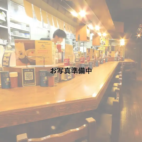 カウンター18席を有し、職人の調理を目の前で体感できるライブ感は魅力です!賑わいながら楽しめる雰囲気です。五感をフル活用して楽しむ焼鳥体験を心ゆくまで堪能できます。お一人様でも少人数でもお気軽に楽しめるのが当店の売りです。
