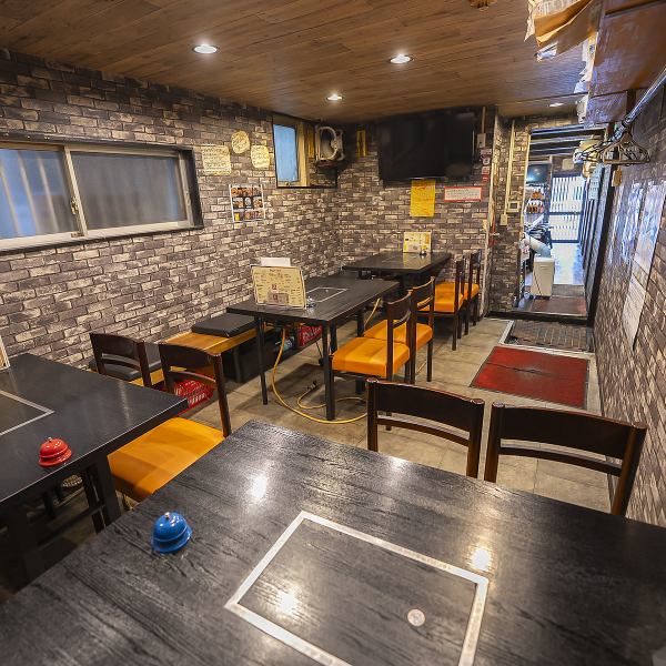 テーブル席は4名掛けを4卓ご用意しております！横並びでのグループ利用も可能となっておりますので、ご友人や会社仲間との飲み会、女子会利用など幅広いシーンにご対応可能です♪気の合う仲間と肩肘張らず、わいわい楽しいひとときをお過ごしください！