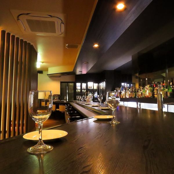 【カウンター席】お一人様でサクッとご来店はもちろん、デートなどにもとても人気のあるカウンター席。おしゃれな店内でお好きなドリンクや料理を楽しみながら、大人のデートはいかがでしょうか。他にもテーブル席・個室など完備しております。２５名様～貸切も承ります。各種お問い合わせ大歓迎です！