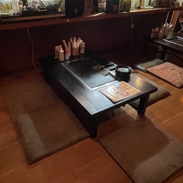 まるで隠れ家のような落ち着いた雰囲気の中で、ゆったりとお食事を楽しめる5名様掛けのお座敷席をご用意しております。周囲の喧騒から離れ、気心の知れた仲間やご家族水入らずで過ごすのに最適です。プライベート感あふれる空間なので、小さなお子様がいても安心。当店はご家族連れのお客様も大歓迎です。