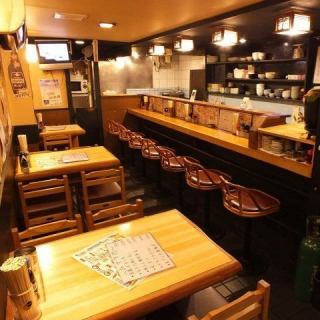 賑やかな明るい店内と店員さんがお出迎え♪仕事終わりに一杯と、ぜひお立ち寄りください！