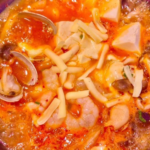 【美味又辣!】芝士嫩豆腐汤火锅 1,078日元(含税)
