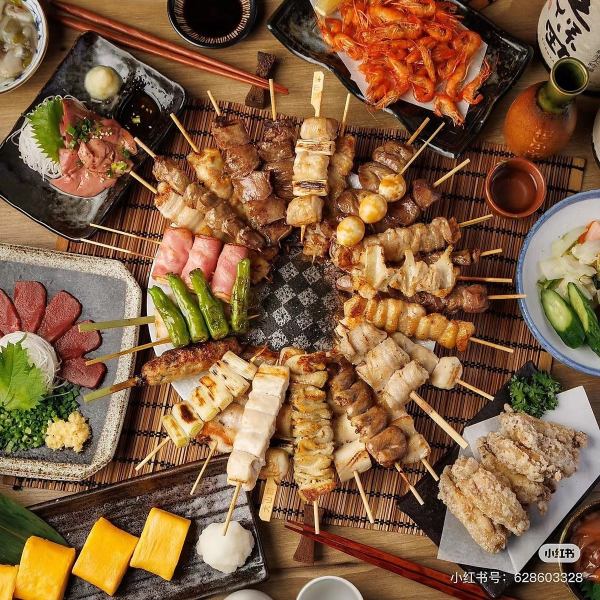 我们引以为豪的烤串由技艺精湛的厨师用炭火逐一烤制。御徒町性价比之王!每串仅需110日元起。