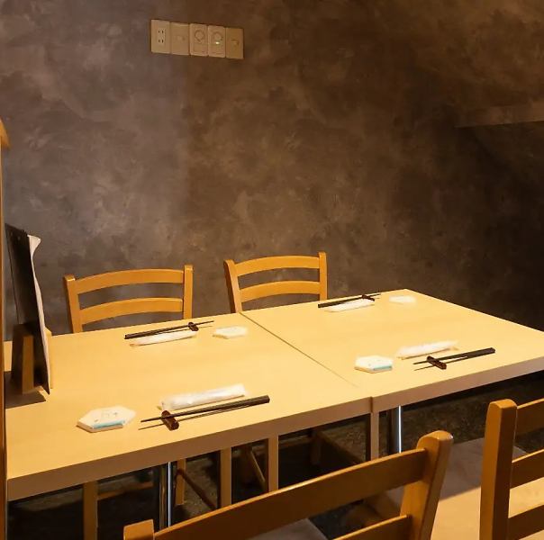 【リラックスできる少人数席】落ち着いた雰囲気の中で、少人数での食事を楽しむことができる席を完備しています。テーブル席はゆったりとしており、友人や大切な方との会話を楽しめる空間です♪落ち着いたインテリアで、リラックスしながら食事を楽しめます！