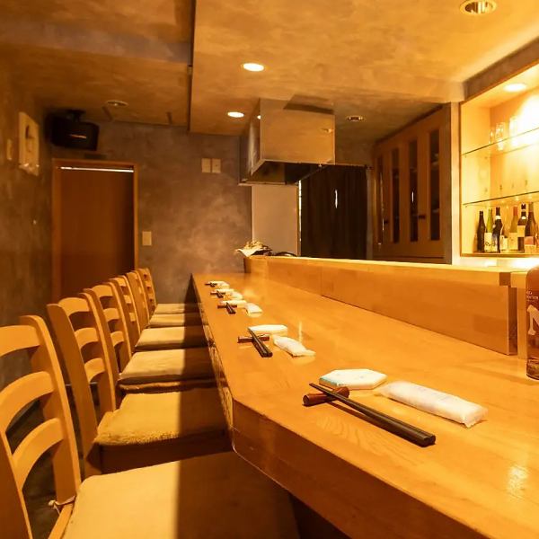 【心地よい空間での食事】当店の店内は落ち着いた雰囲気で、友人との食事、デートにもピッタリ！お一人様でも気兼ねなく、ゆったりと過ごせるカウンター席もございます。カウンター席は、目の前で料理が作られる様子を楽しむことができ、特別感を演出します！