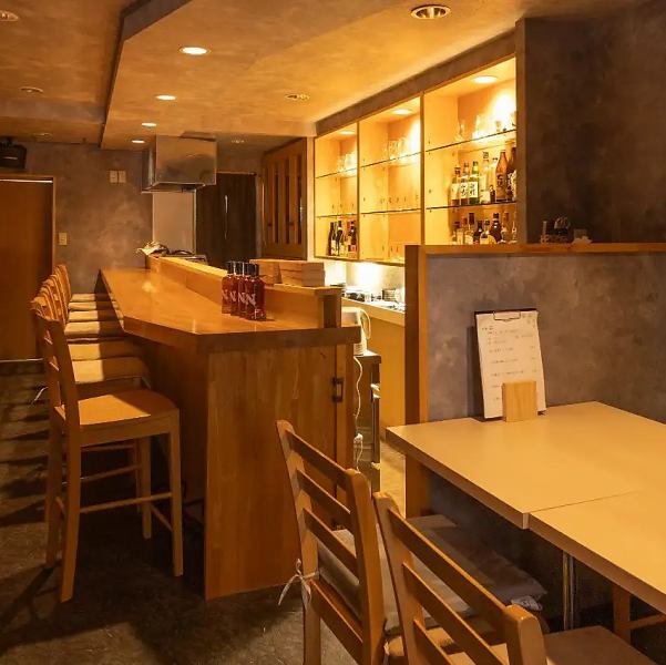 【アクセス良好な居酒屋】当店は、JR福島駅から徒歩6分で、アクセスも良好◎店内は、BARのようなお洒落な空間で、居心地の良い雰囲気です♪お仕事帰りのサク飲みにもピッタリです！ぜひお立ち寄りください。