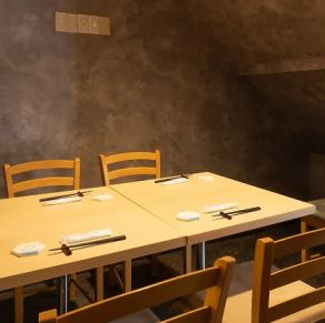 有可供 2 至 4 人使用的桌子。它非常适合小团体聚会，例如与亲密的朋友或爱人聊天，或与同事一起喝酒聚会。