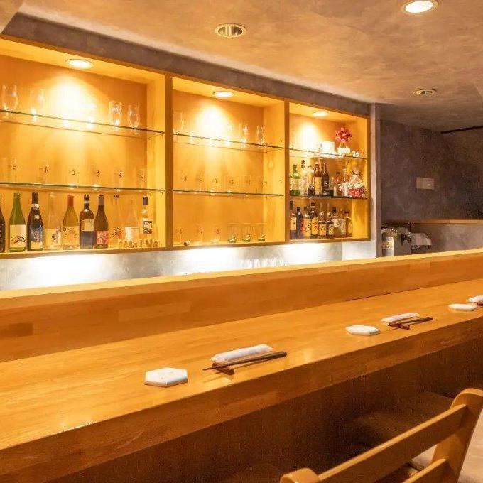 ダウンライトが照らす店内でお酒とお料理を愉しんで。