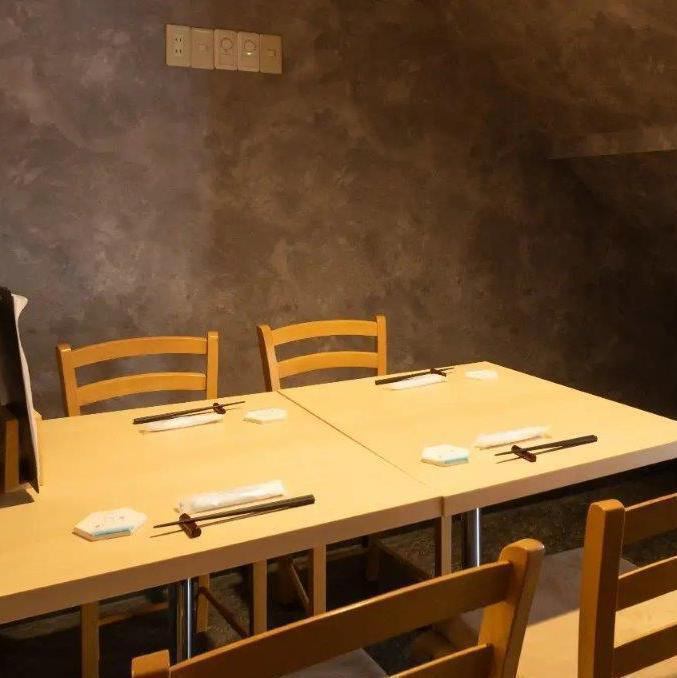 大人の隠れ家のような店内。ゆったりと会話を楽しめる空間です♪