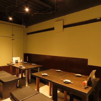 Table seating for 2 to 4 people.Can be connected for up to 10 people ◎