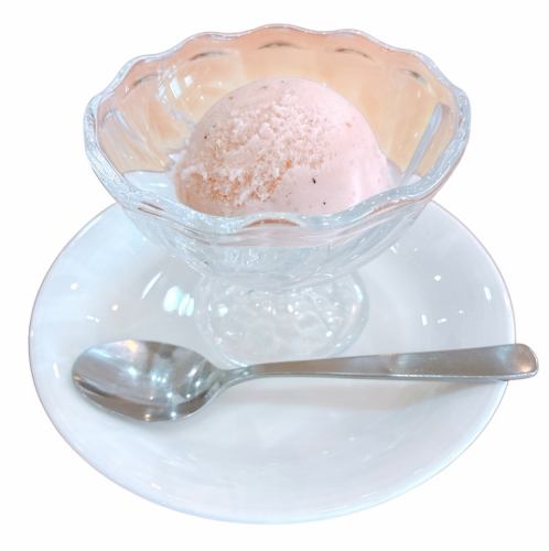 自社農園いちごミルクアイス