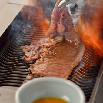 平日限定特别烤肉套餐【含120分钟无限畅饮】5,000日元（含税）仙台牛、牛舌、特色烤寿喜等8种。