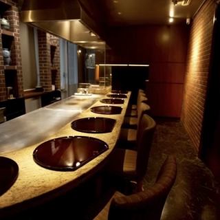 カウンター席◎ライブ感あふれるカウンター席で、や神戸牛を目の前で調理。宗右衛門町の大人の隠れ家で、ご家族様の集まりやデート、特別な日や接待にも喜ばれる贅沢な時間をご堪能ください。