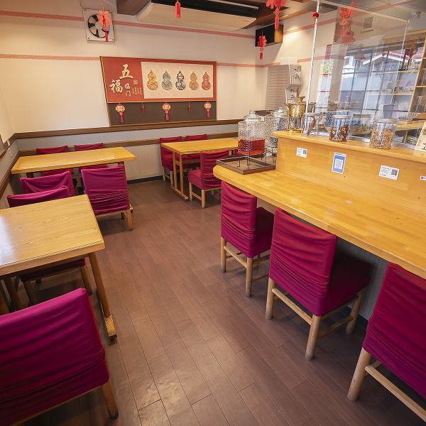 宴会利用を快適にするため、広々としたレイアウトを採用★ゆとりのあるテーブル配置と温かな照明が心地よい雰囲気を醸し出しています♪人数に応じて席のアレンジが可能なので、女子会や会社宴会だけでなく親族の会食などにも対応できます。健康志向のメニューと共に、囲む時間をさらに楽しくする空間です☆