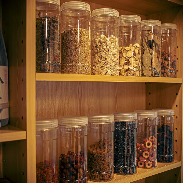 落ち着きある店内には薬膳食材が棚に並び、趣のある中国家庭を思わせる演出が魅力♪香りを感じ取れるスペースやスタッフの丁寧な説明サービスもあり、訪れるたび新しい発見があります☆アクセス良好で幅広い年齢層に対応しているため、気軽に立ち寄れるのもポイント◎女子会やファミリーでの利用もしやすい空間です！