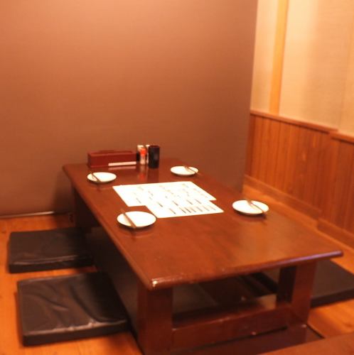 Semi-private kotatsu seating with roll curtains.※ The seat is 2 hour system.