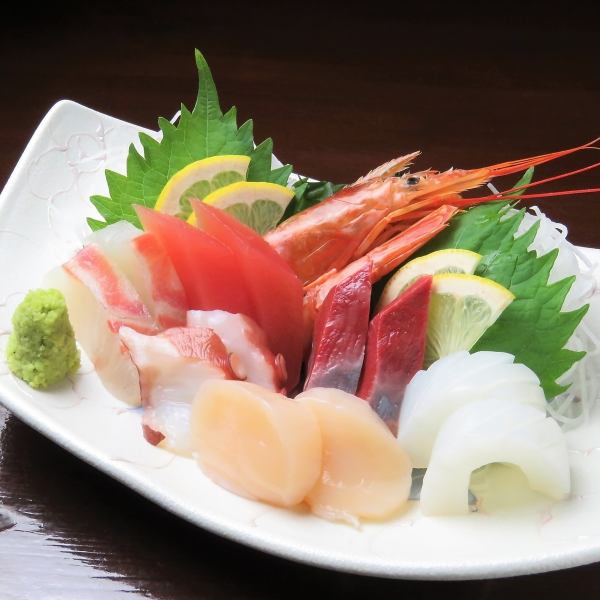 Enjoy the seasonal flavors with both your eyes and your tongue! [Assorted Sashimi] 1,380 yen (tax included)!