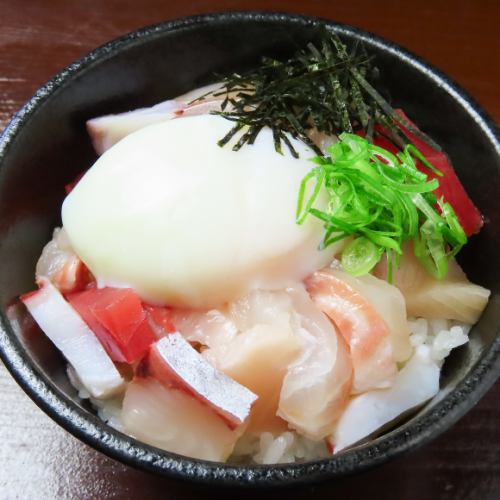 海鲜溏心蛋盖饭