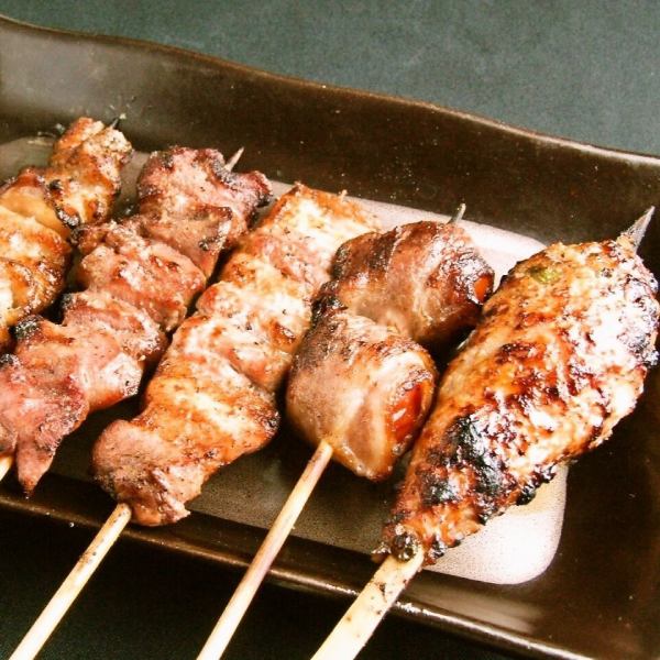 [One 100 yen ~ !!] Delicious skewers grilled over charcoal fire ♪ Use discerning chicken ordered from Chika in Kagoshima ★