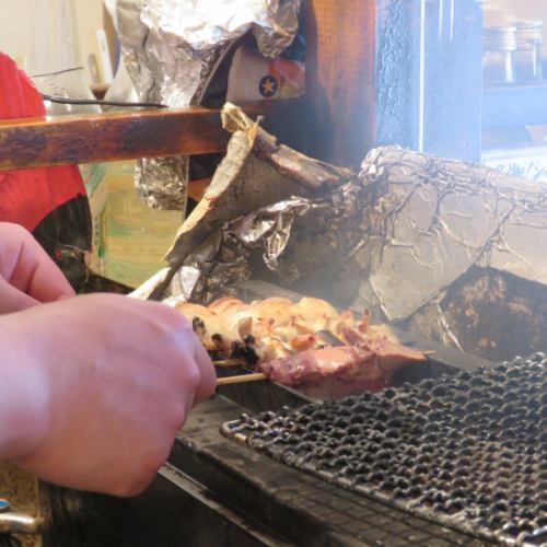 焼鳥は炭火で焼きあげます