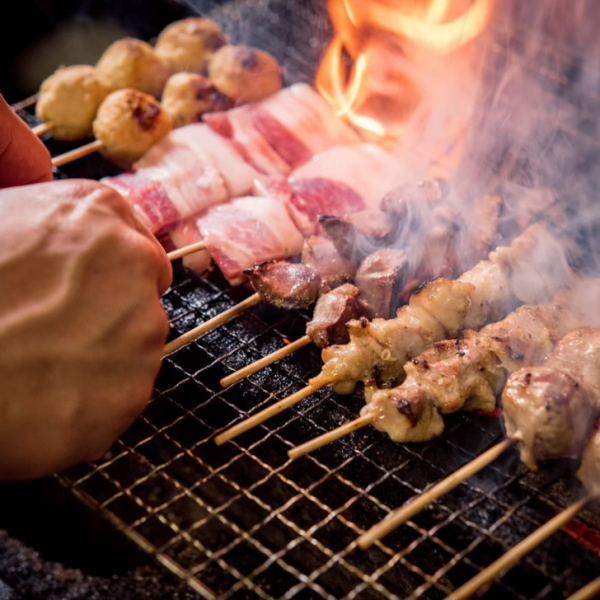 【炭火で調理】焼き鳥のために使用する炭火にもこだわりました。