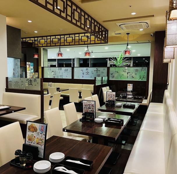 店内は広々としたテーブル席が合計66席ございます。ディナーに是非。少人数の飲み会や大人数での宴会はもちろん、ごゆっくりと本格中華料理をお楽しみいただけます。