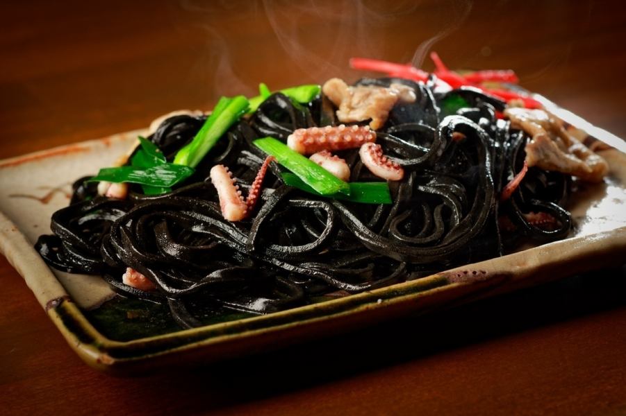 [Our recommendation] Okinawan squid ink fried noodles!