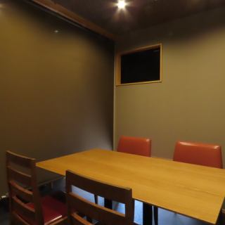 最大8名までお食事を楽しんでいただけるテーブル席。周りを気にせずお顔を見ながらお話と御料理を楽しんでいただけます。