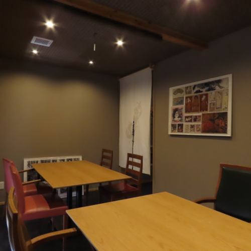シンプルで高級感のある店内◎落ち着いてお食事を…
