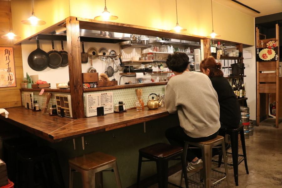 【テーブル席/カウンター席】お一人様でご利用できるカウンターから、大人数での飲み会や、お子様連れでも安心のゆったりしたお座敷までお客様に合わせてご利用いただけます。