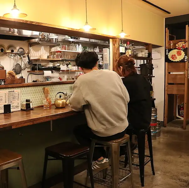 【テーブル席/カウンター席】お一人様でご利用できるカウンターから、大人数での飲み会や、お子様連れでも安心のゆったりしたお座敷までお客様に合わせてご利用いただけます。