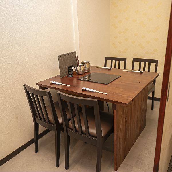 4名様用の個室テーブル席が4卓と、6名様に対応する掘りごたつ個室を1卓完備。程よい距離感と囲まれ感が心地よく、記念日やデート、ご家族での利用にも最適な一室です◎温かみある照明と上質なしつらえが居心地をさらに高めます。人目を気にしないプライベート空間で、大切な時間をゆったりと楽しむことができます♪