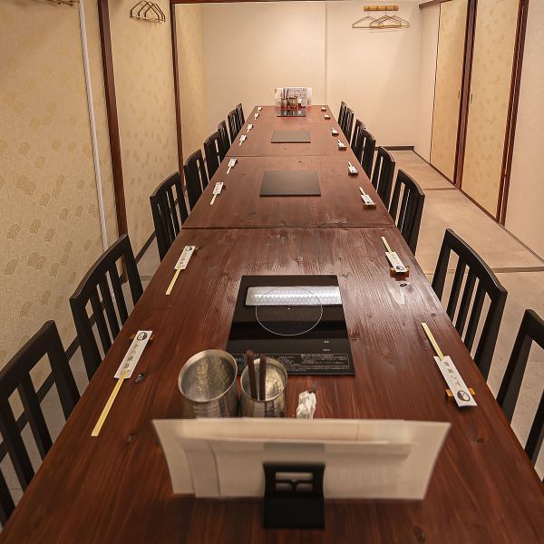 最少20名様から貸切利用が可能な広々スペースを完備しています。大切な宴会や集まりをサポートする落ち着いた空間設計で、一体感を感じながら和やかに過ごせます。広めのレイアウトは飲み会や会社宴会にも安心で、高級感のあるしつらえは接待にも適しています☆貸切の際は事前にご連絡お願いいたします。