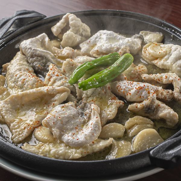 素材本来の贅沢な旨みと香りを閉じ込めた「陶板蒸しふぐ」