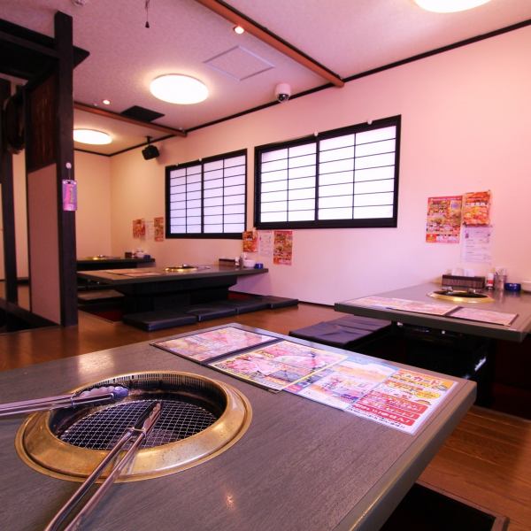 A spacious digging and tatami-style seat.You can relax with the smokeless roaster in the bright and clean store♪