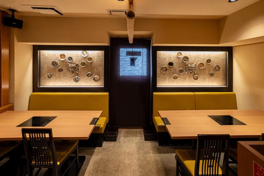 店内は洗練された上質な和空間。接待やお祝い事、デートなど、大切な方とのお食事をおもてなし致します。人気店の為、事前予約がオススメ。