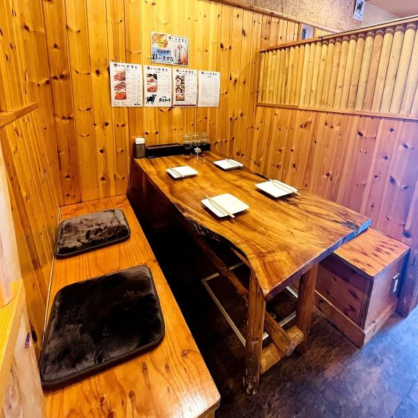 [Table seats where you can feel the warmth of wood ◎] A total of 3 easy-to-use table seats are available ◎ (2 tables for 4 people, 1 table for 6 people) Suitable for lunch and small meals It will be the best seat♪All table seats can be used by one person or more★