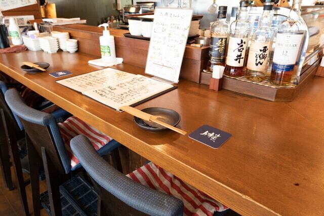 お一人様でも気軽に立ち寄れるカウンター席は、全10席ご用意しております◎。目の前で調理風景を眺めたり、スタッフとの会話を楽しんだり、活気ある空間でゆったりとお食事をお楽しみいただけます♪ お仕事帰りのちょい飲みから、お一人様の贅沢な時間まで、様々なシーンでご利用ください。