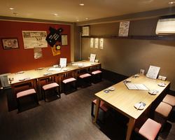 広々とした小上がり席は、最大20名様までご利用いただけます! 脚を伸ばしてリラックスができて、ご家族での食事会はもちろん、会社の宴会や大人数のグループ利用にも最適です◎。周りを気にせず、美味しい料理と楽しい会話で盛り上がってください♪