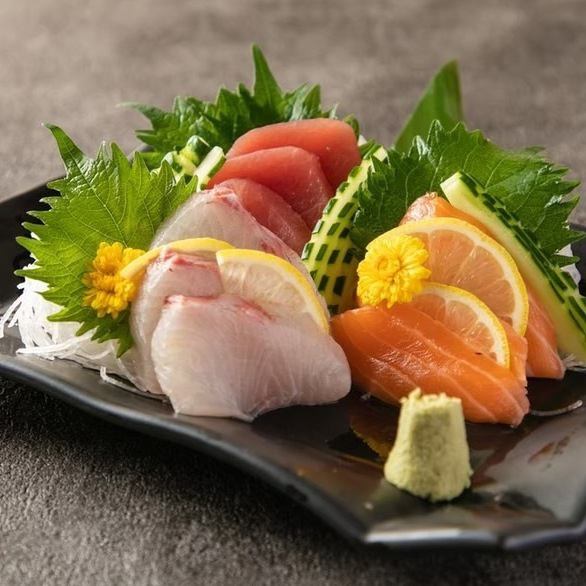 If you want to enjoy delicious food such as motsunabe, sukiyaki, and sashimi in a private room, come to our restaurant!
