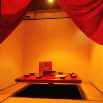 赤い布がオシャレな個室席。8人までは利用可能なので、宴会にもお勧め！