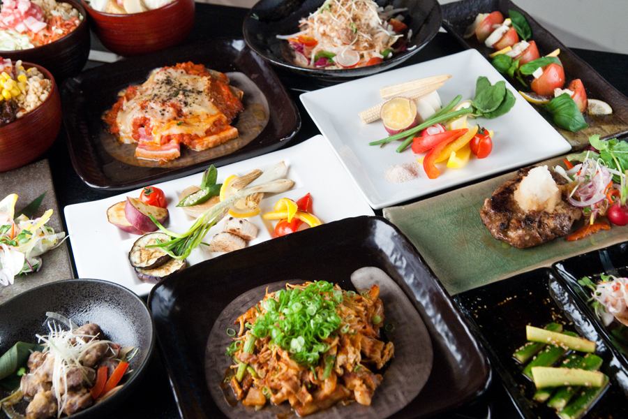 Our popular teppanyaki and monjayaki banquet course includes 120 minutes of all-you-can-drink from 3,500 yen.