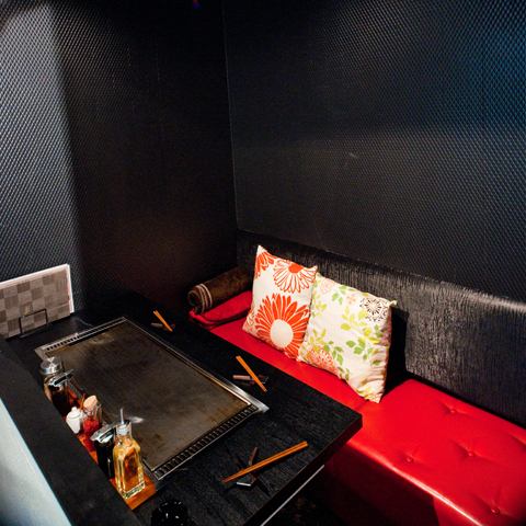 [Private sofa room] Recommended for dates.Enjoy a comfortable space for two on the sofa ♪ All seats in this room are equipped with hotplates.