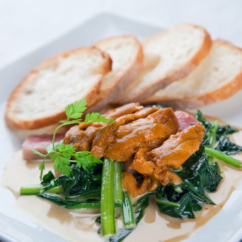 Sea urchin and spinach - served with baguette -