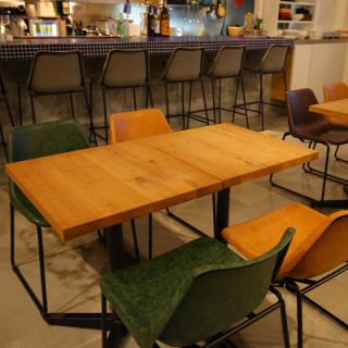 落ち着いた雰囲気のテーブル席。ゆったり座れて居心地も◎