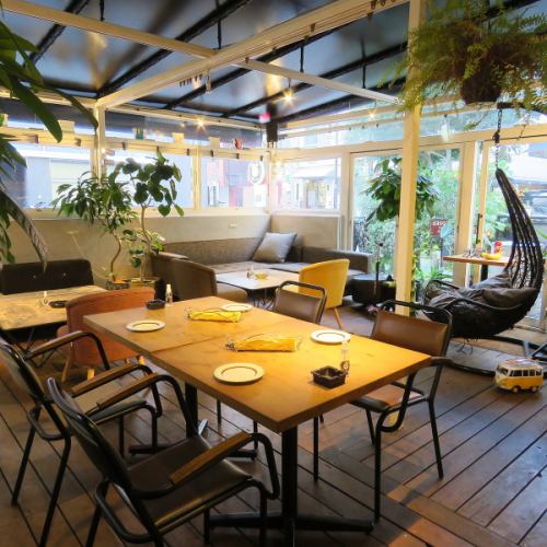 You can enjoy delicious food and drinks in a calm restaurant surrounded by greenery.