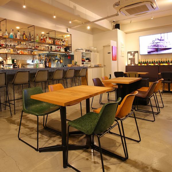 推薦您來我們的餐廳舉辦中小型宴會！餐廳配備大型顯示器、麥克風和DJ台，是舉辦派對的理想場所。餐廳可承包20人以上的團體用餐，站立式招待會最多可容納70人。無論是公司宴會、迎送會，還是婚宴，都可以使用！請放心使用。