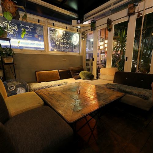 ウッド調の暖かみある店内